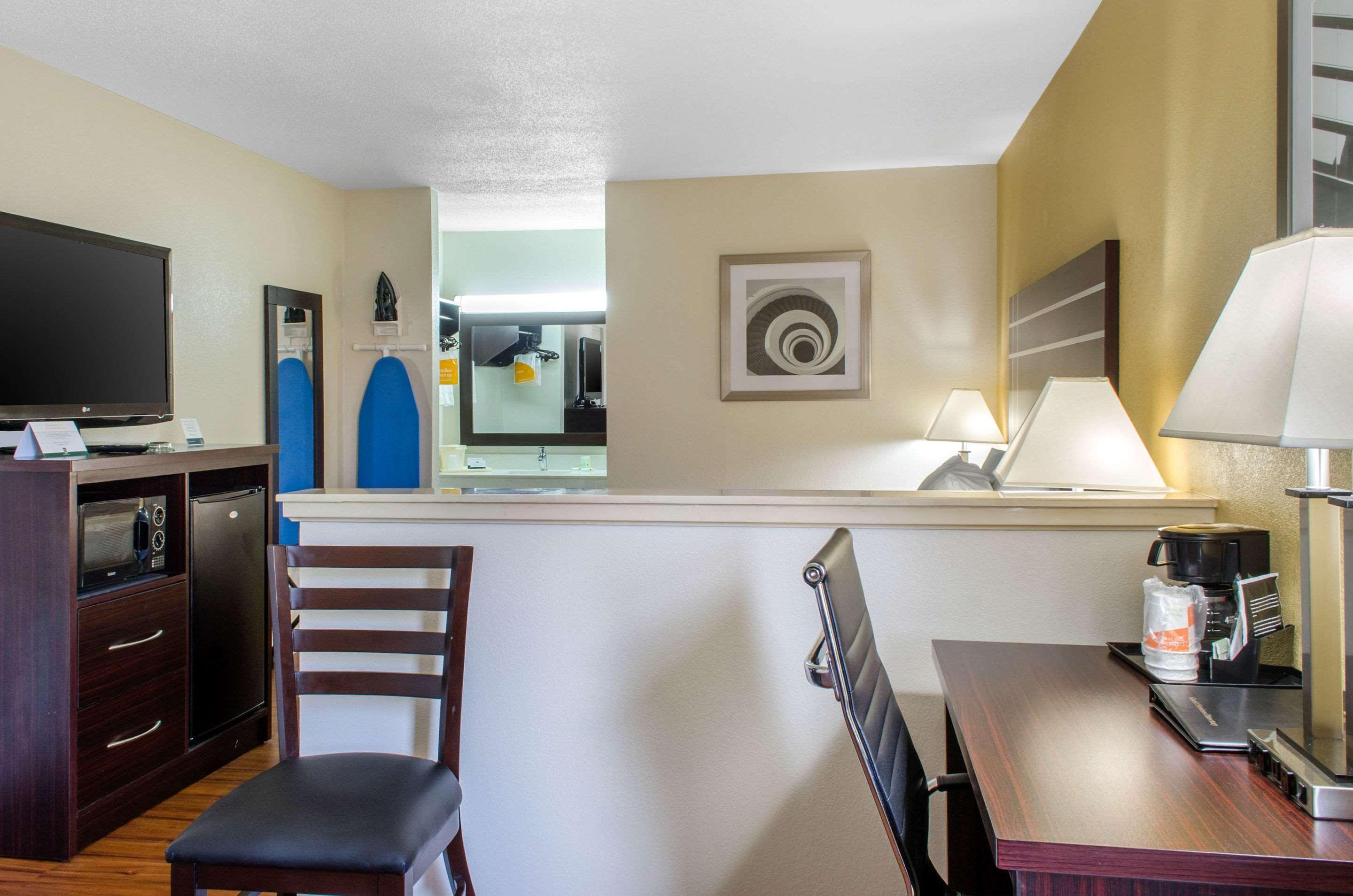 Quality Inn McComb Exterior photo